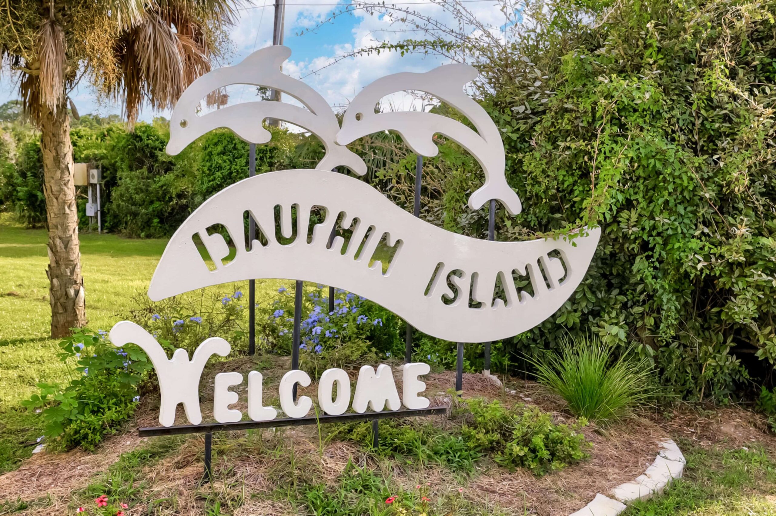 View of the Dauphin Island welcome sign, one of the first things you see during a Alabama winter vacation